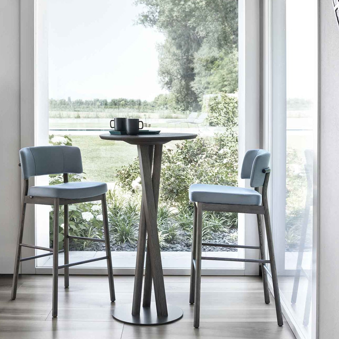 MARLEN Stool mahogany frame, blue upholstery, interior view