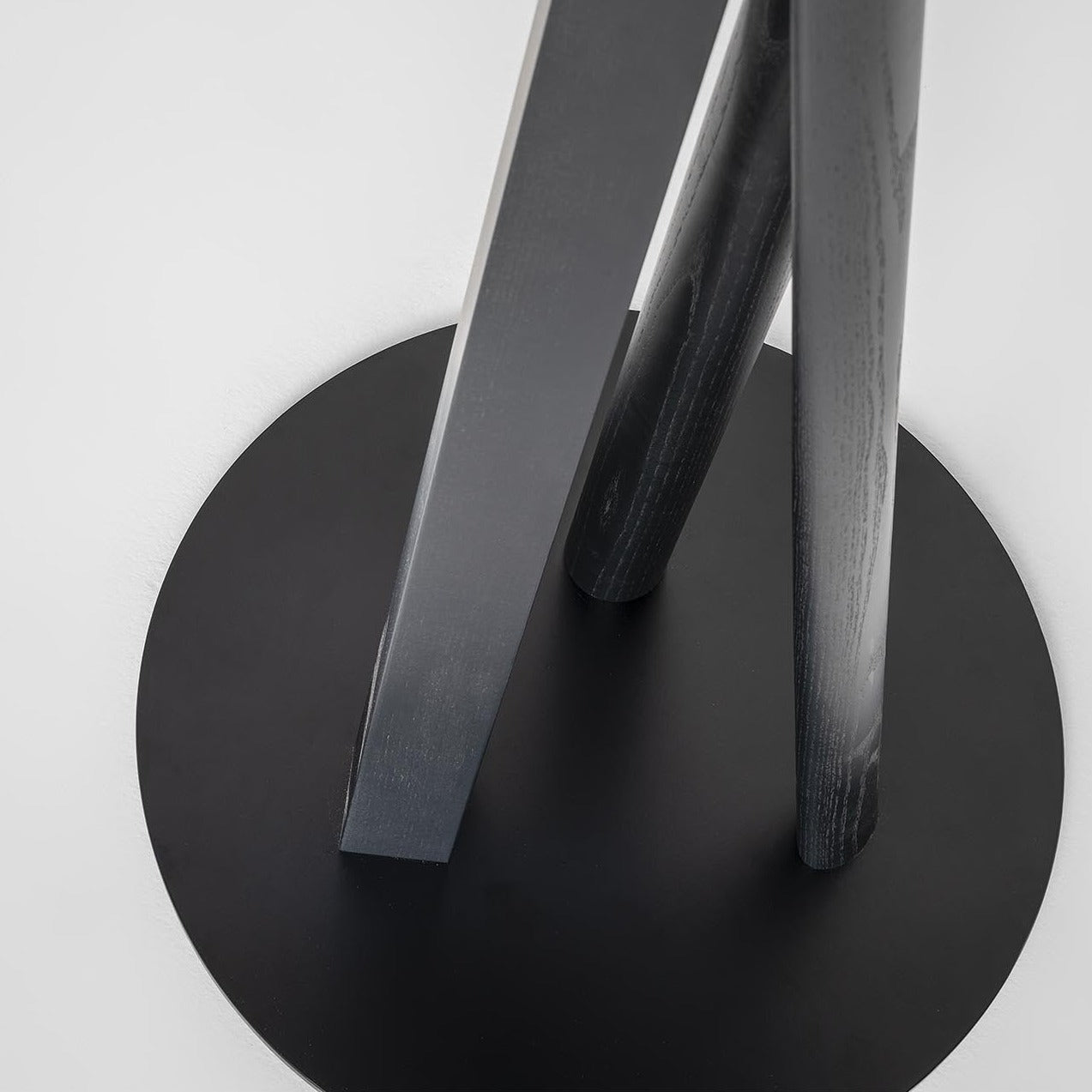 NIELS FAST FOOD Table metal round black base top view detail