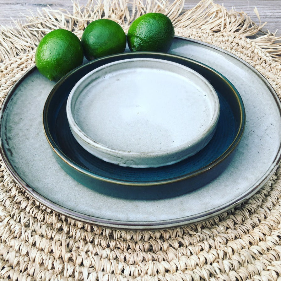 THE FRINGE RAFFIA Placemat Round Natural side view with dinnerware