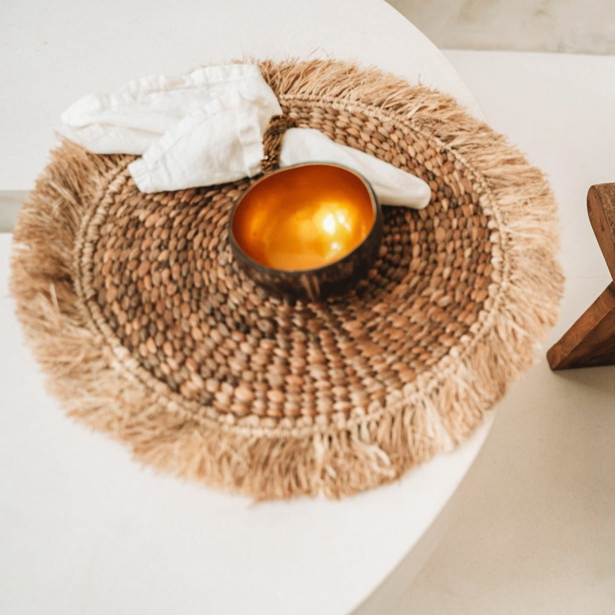 THE WATER HYACINTH RAFFIA Placemat Natural interior view with bowl