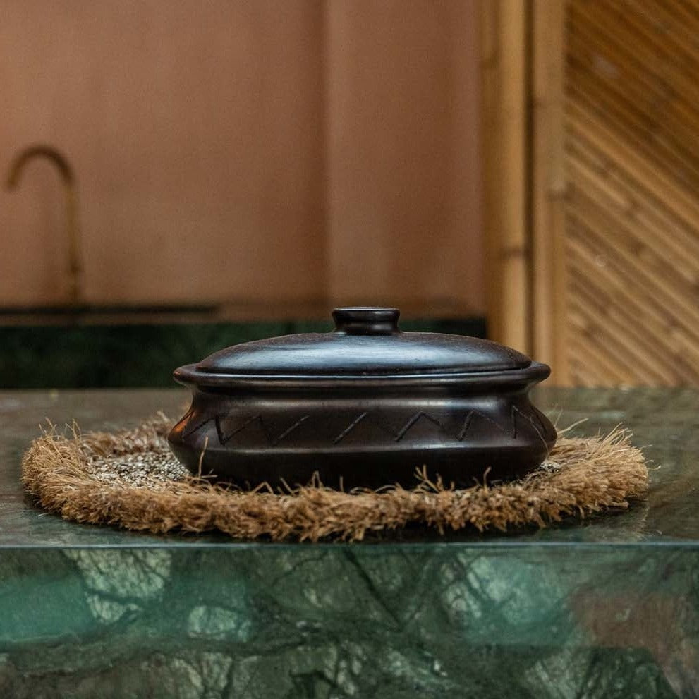 THE BURNED Oval Pot With Pattern front view interior view