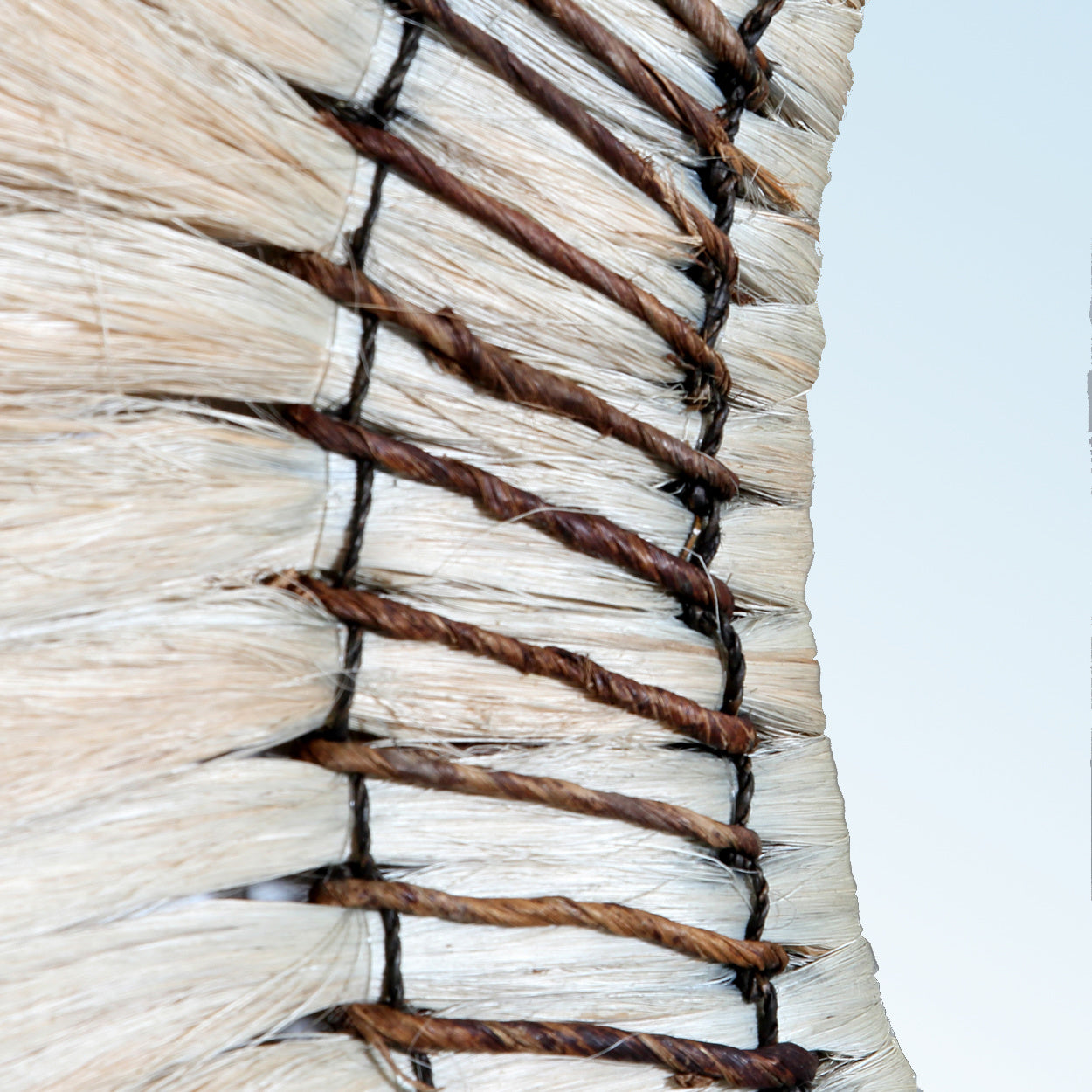 THE PRETTY BLONDE Mirror macro view detail