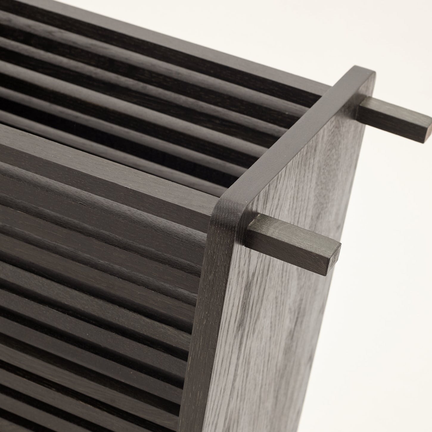QUBANC Newspaper Holder Oak-black-legs detail