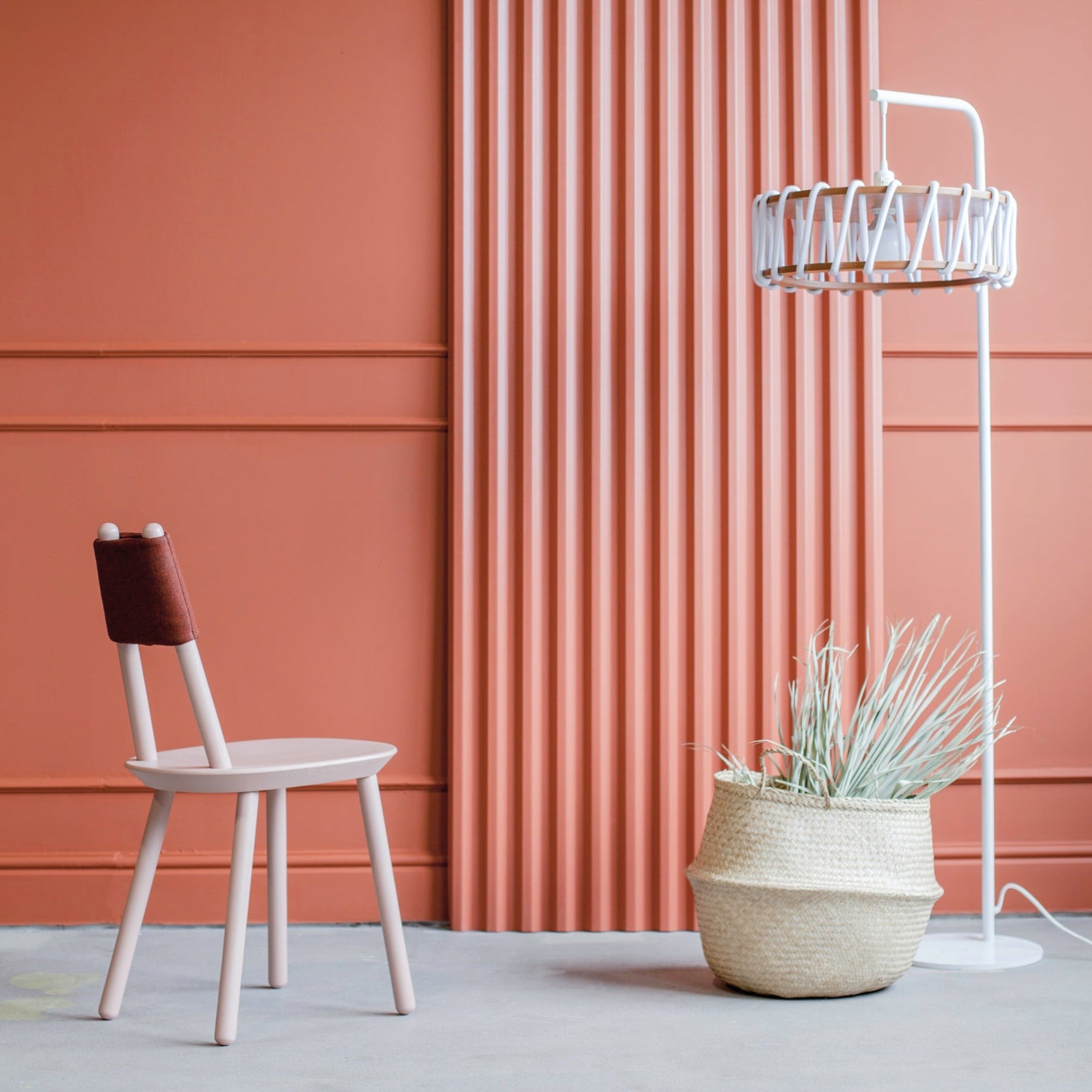 NAЇVE Chair solid ash white-red black-interior view