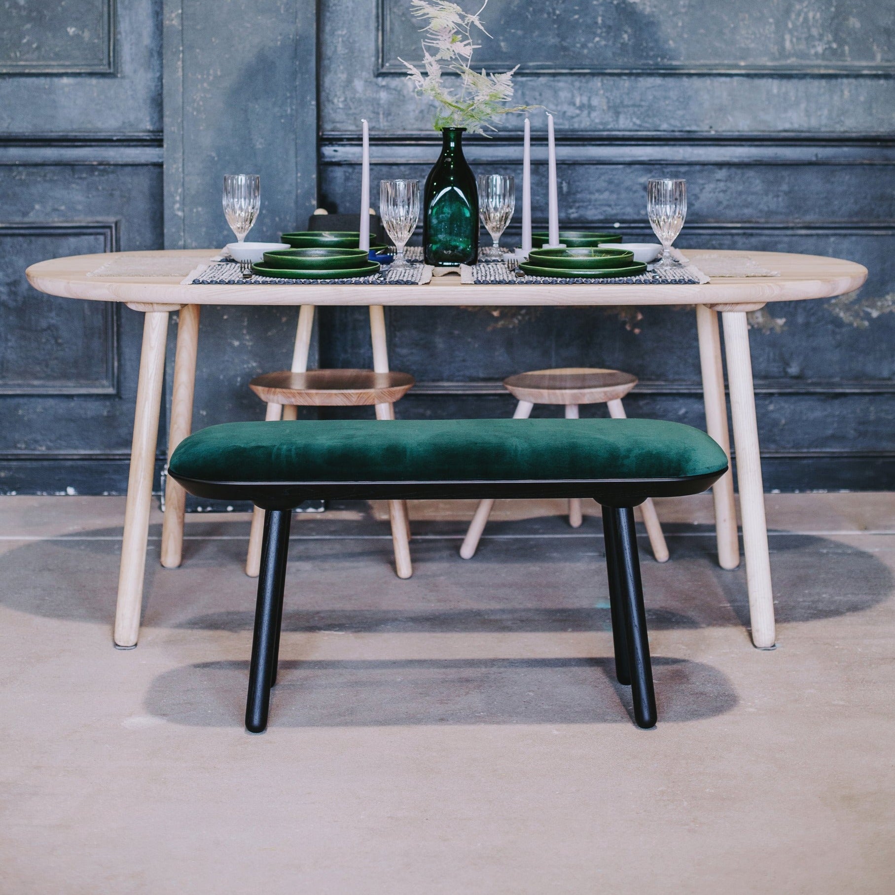 NAЇVE Dining Table 180 diameter natural ash interior view