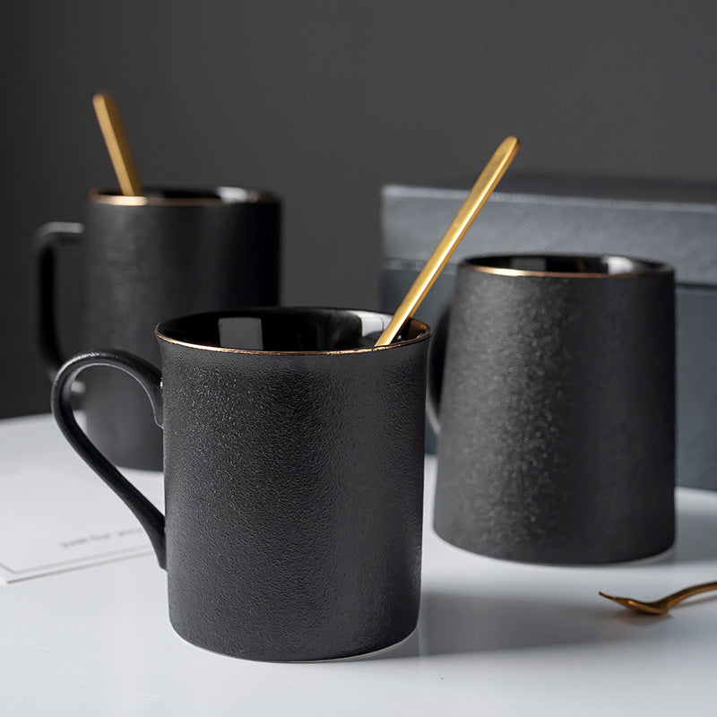 Tasse en céramique noire avec cercle d'or