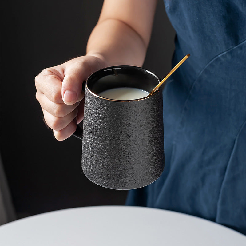 Tasse en céramique noire avec cercle d'or