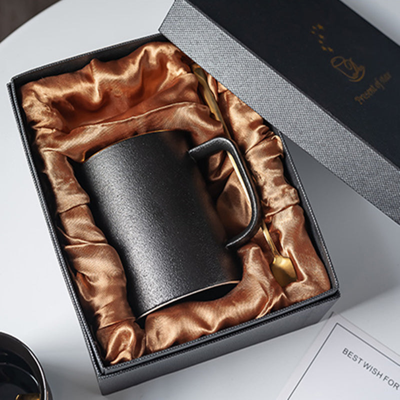 Tasse en céramique noire avec cercle d'or