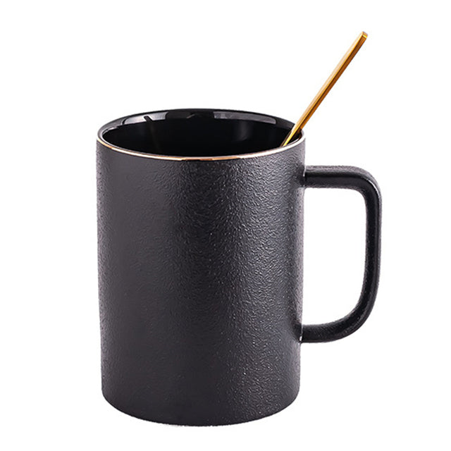 Tasse en céramique noire avec cercle d'or