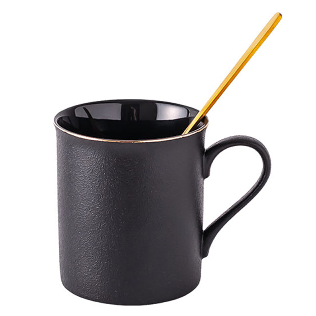 Tasse en céramique noire avec cercle d'or