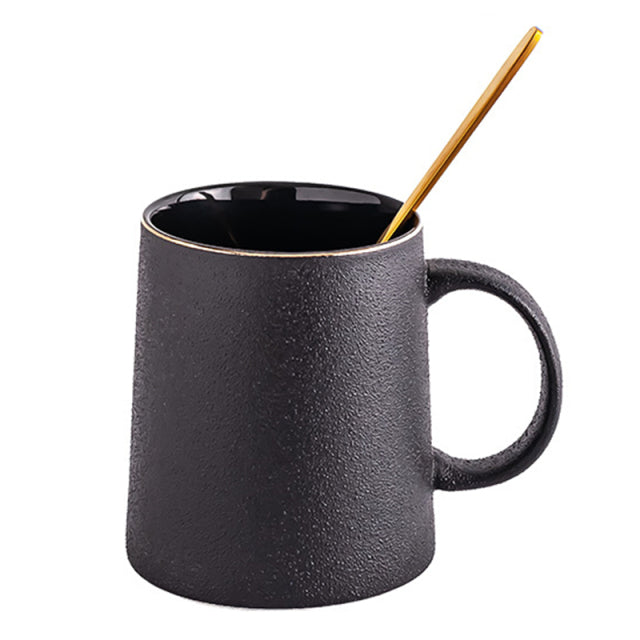 Tasse en céramique noire avec cercle d'or