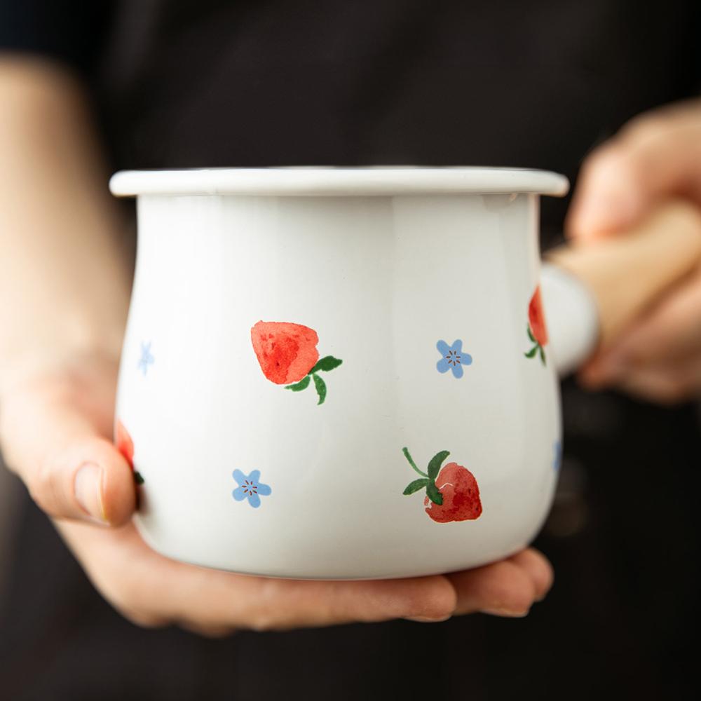 Pot à lait en émail avec poignée en bois