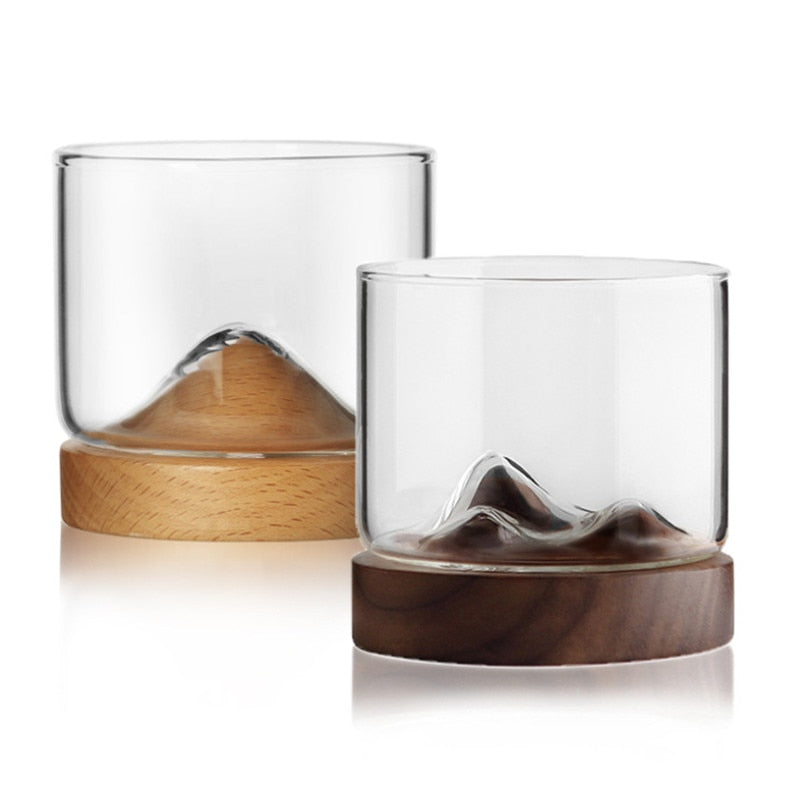 Verre transparent de montagne avec base en bois