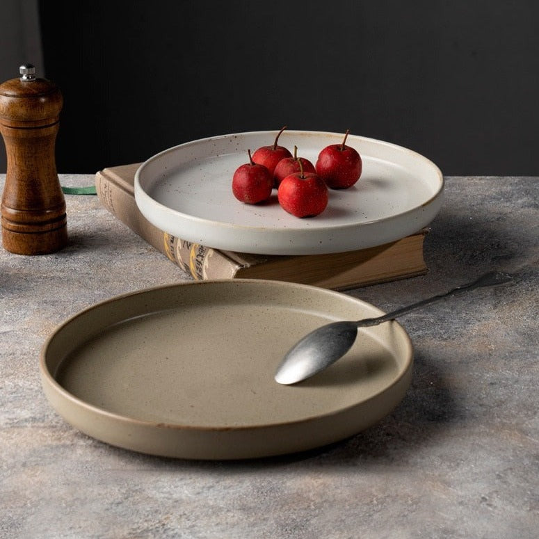 Assiette en poterie grossière rétro à la simplicité japonaise