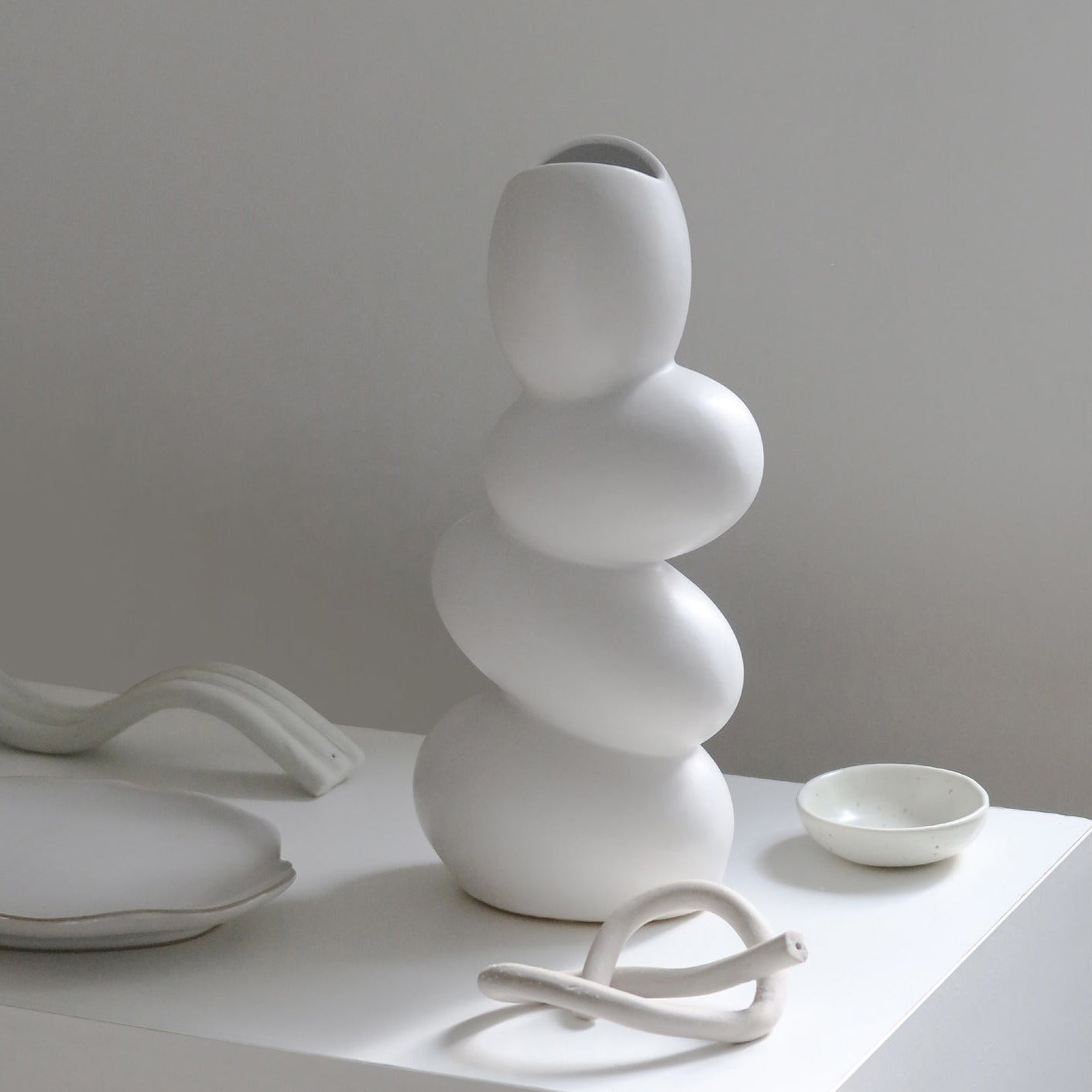 Vase élégant en forme d'œuf en céramique blanche mate
