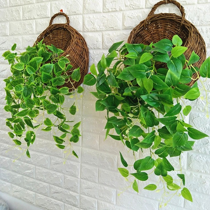Panier de fleurs en rotin osier suspendu au mur