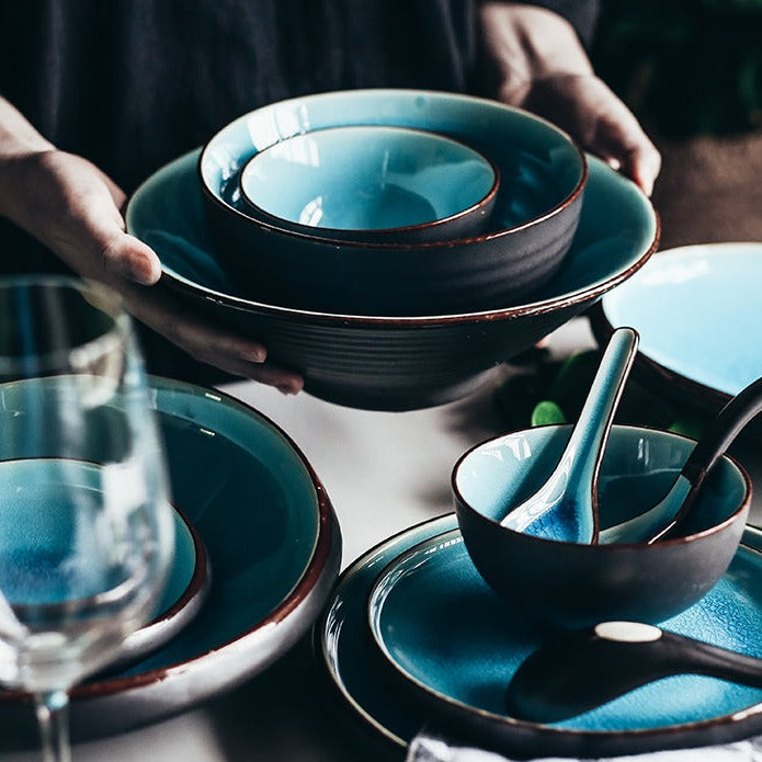 Vaisselle en céramique craquelée par la glace