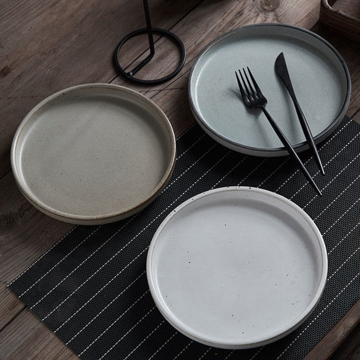Assiette en poterie grossière rétro à la simplicité japonaise