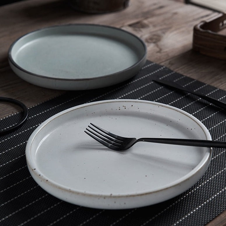 Assiette en poterie grossière rétro à la simplicité japonaise