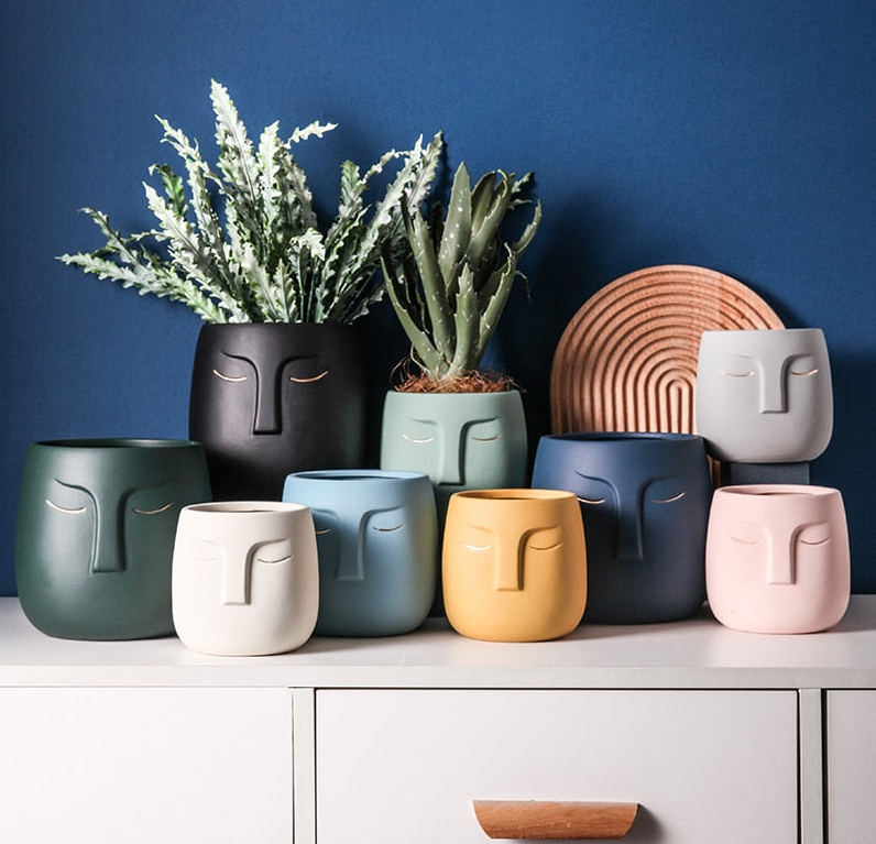 Pot de fleurs en céramique avec tête de visage