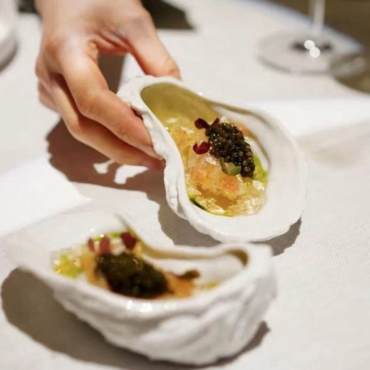 Assiette irrégulière en céramique en forme d'huître