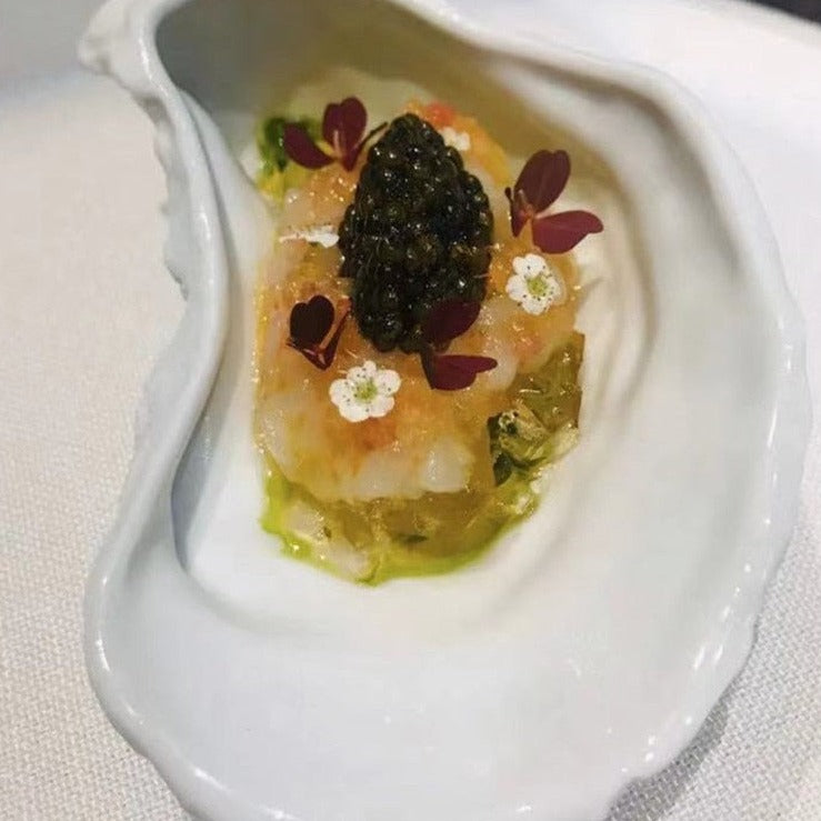 Assiette irrégulière en céramique en forme d'huître