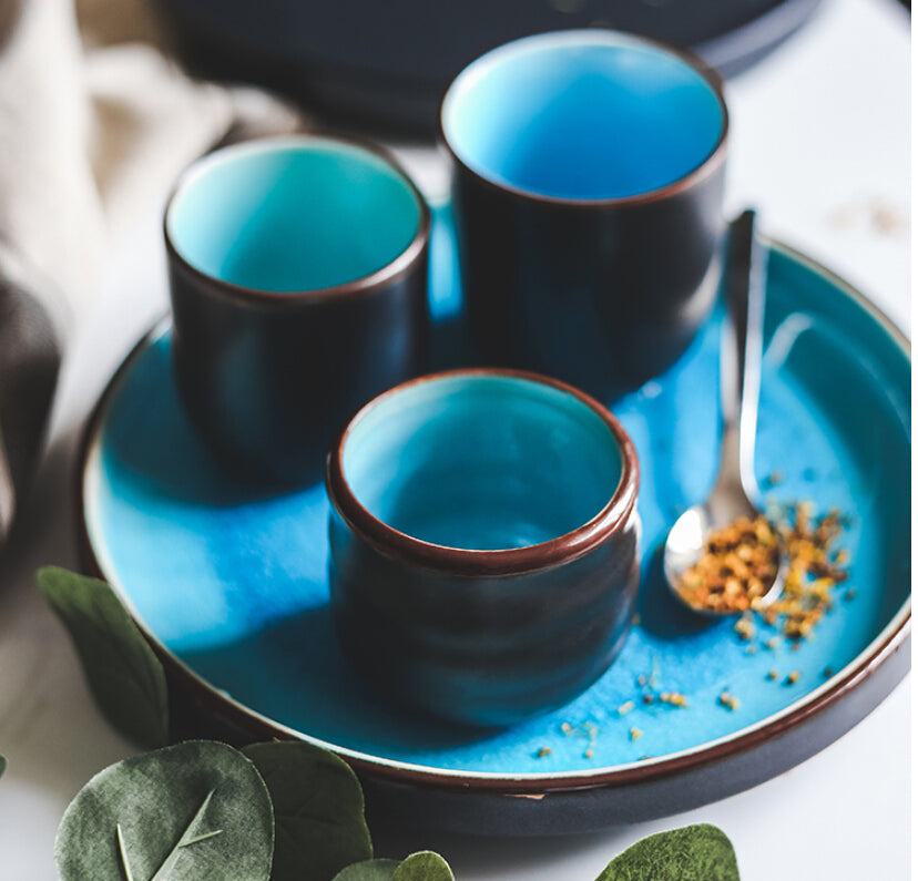 Vaisselle en céramique craquelée par la glace