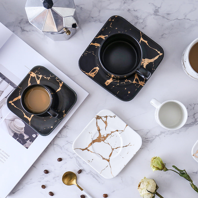 Tasses à café en marbre avec motif doré