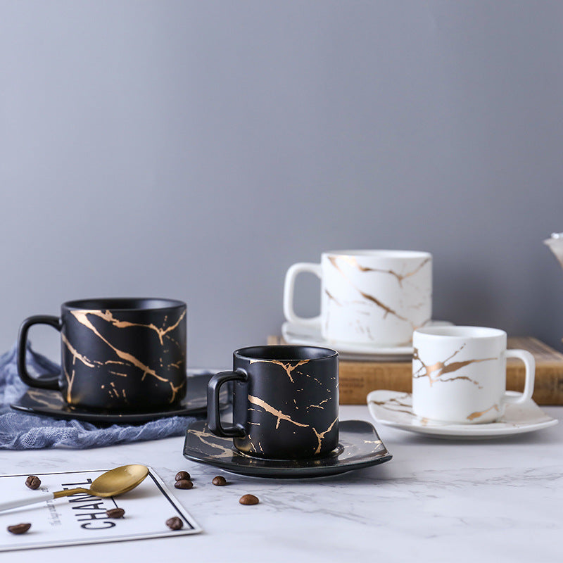Tasses à café en marbre avec motif doré