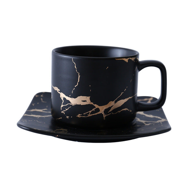 Tasses à café en marbre avec motif doré