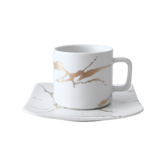 Tasses à café en marbre avec motif doré