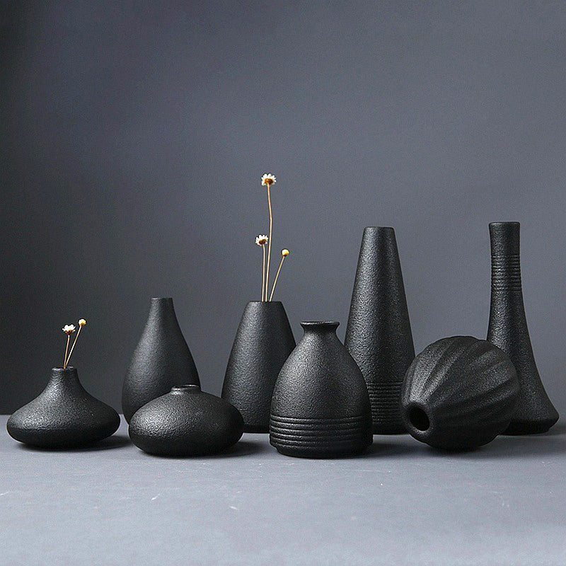 Petit vase en céramique noire pour la décoration d'intérieur