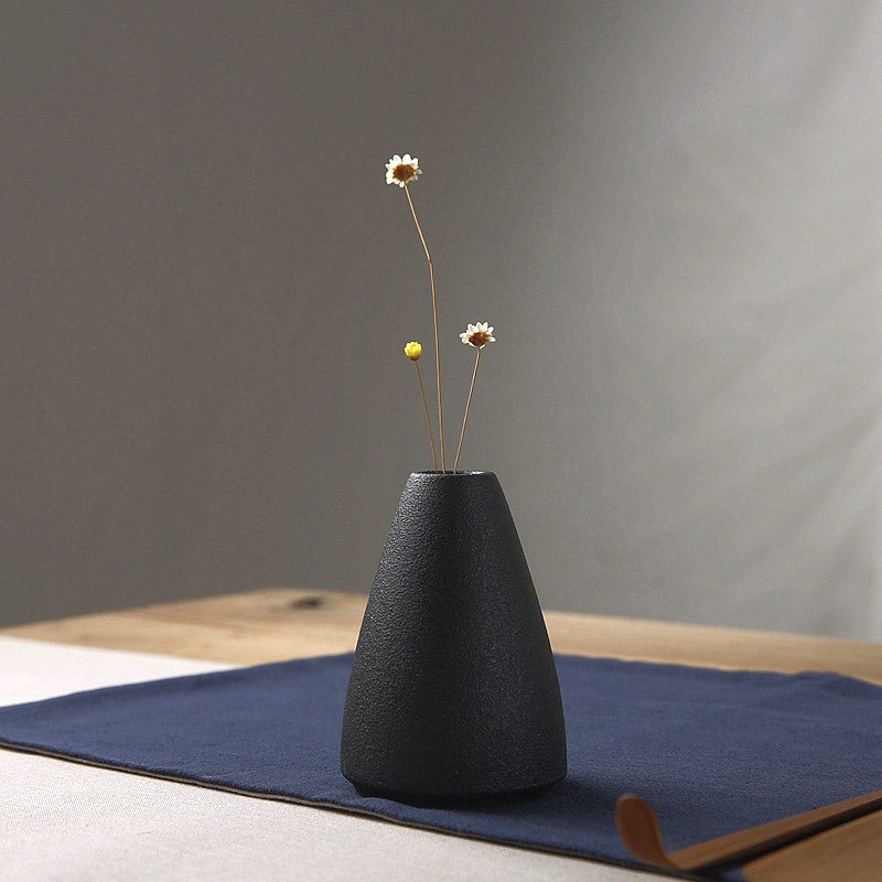 Petit vase en céramique noire pour la décoration d'intérieur