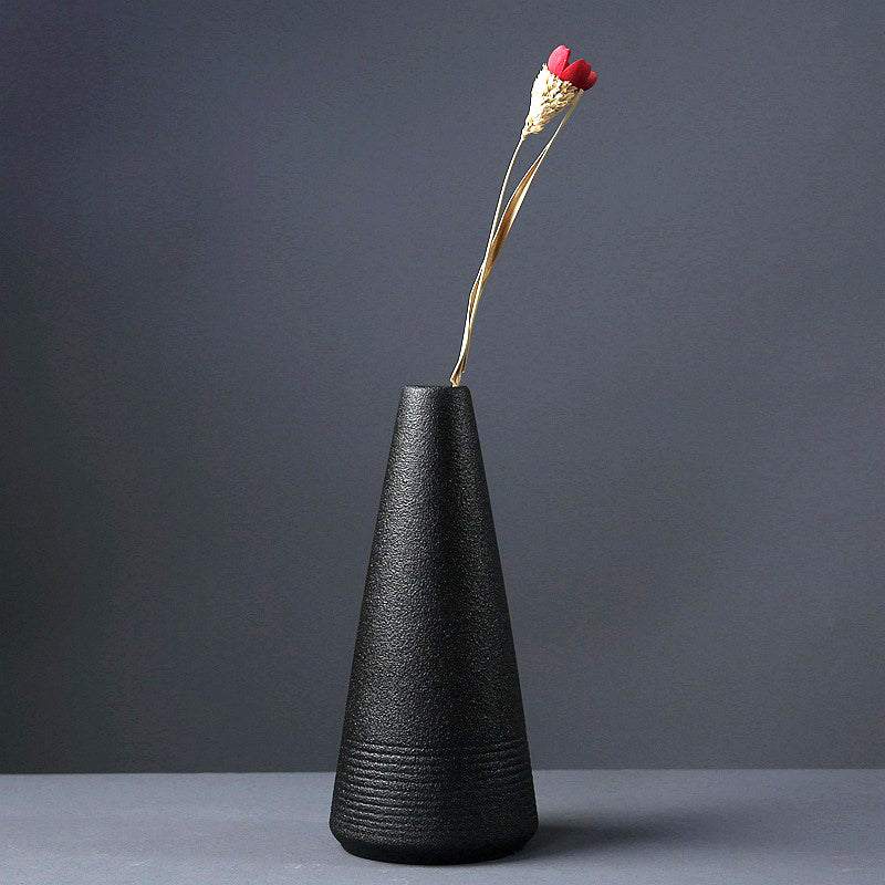 Petit vase en céramique noire pour la décoration d'intérieur