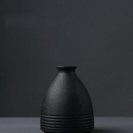 Petit vase en céramique noire pour la décoration d'intérieur
