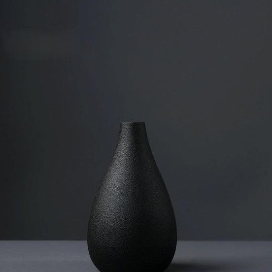Petit vase en céramique noire pour la décoration d'intérieur