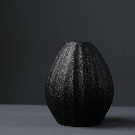 Petit vase en céramique noire pour la décoration d'intérieur