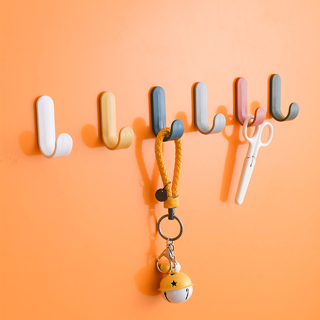 Cintres en plastique colorés pour portes