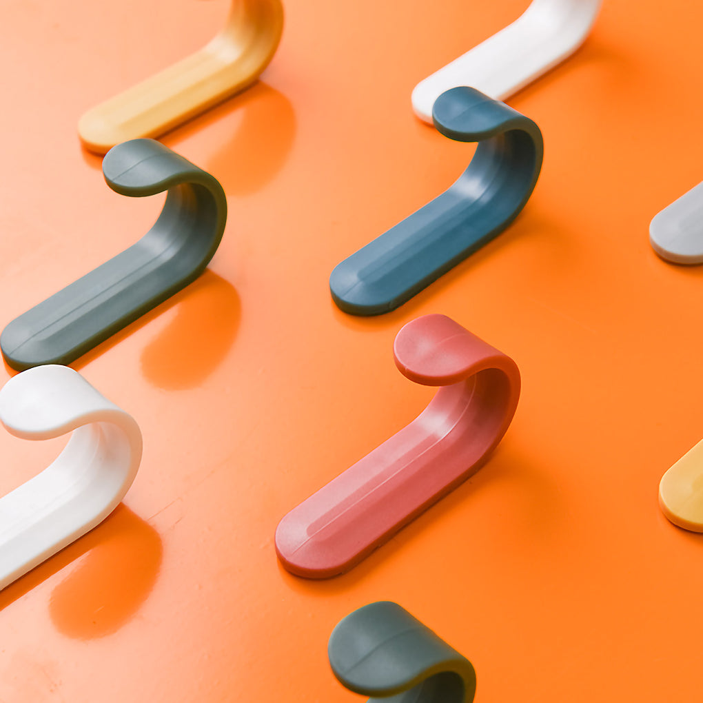 Cintres en plastique colorés pour portes