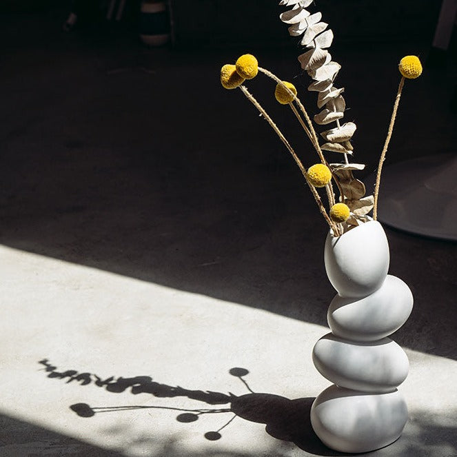 Vase élégant en forme d'œuf en céramique blanche mate