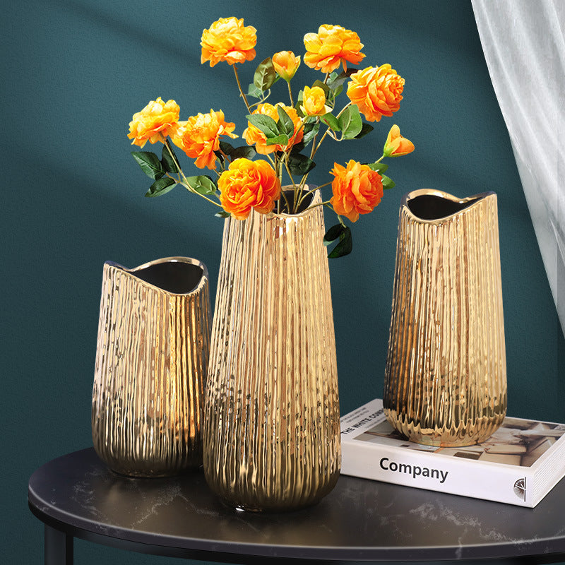 Vase en céramique dorée pour la décoration intérieure