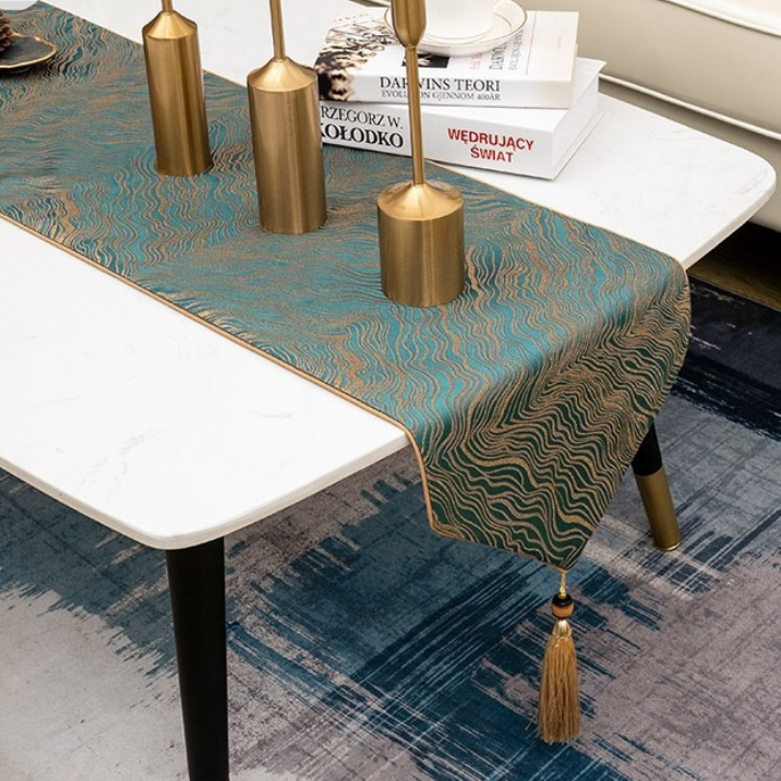 Chemins de table modernes en satin doré