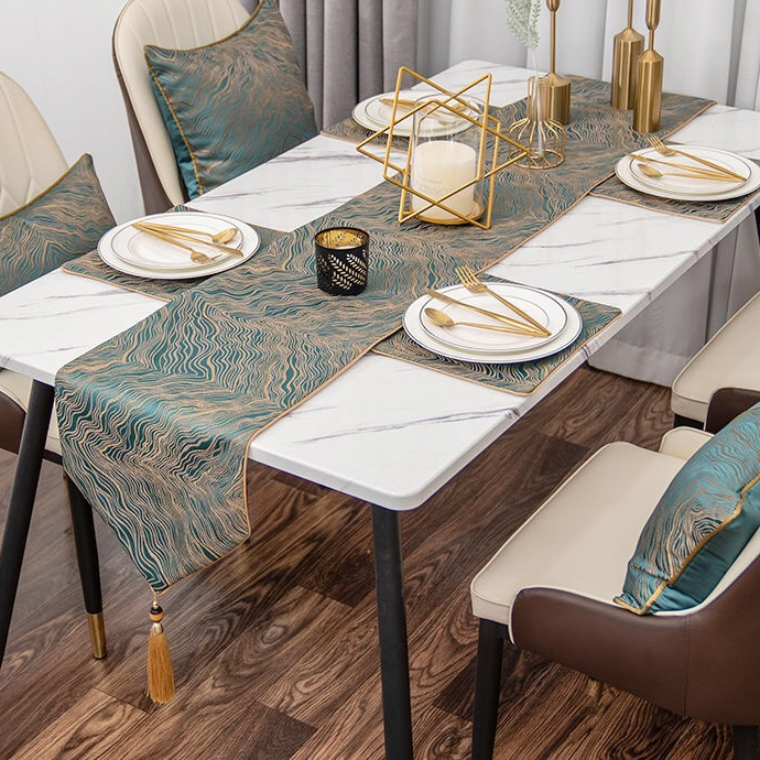 Chemins de table modernes en satin doré