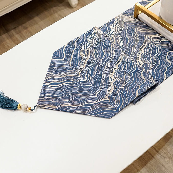 Chemins de table modernes en satin doré