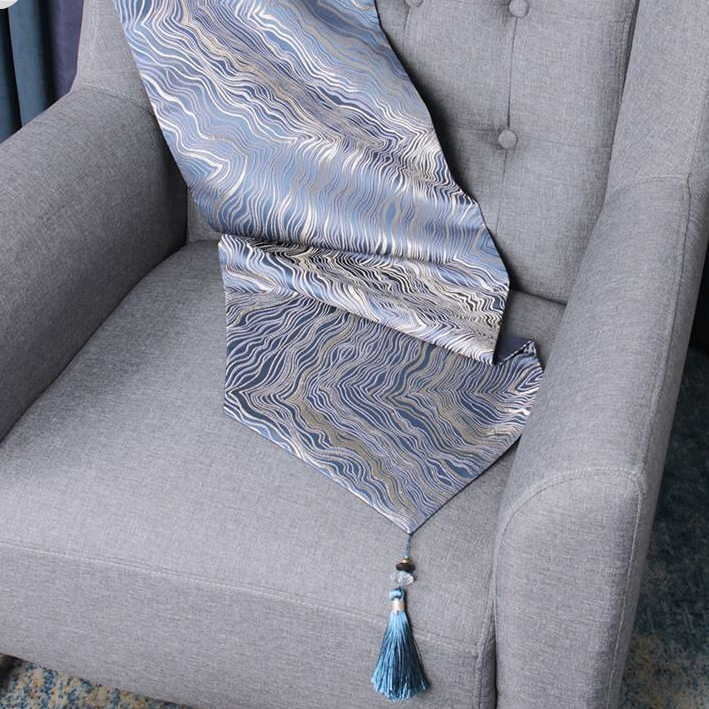 Chemins de table modernes en satin doré