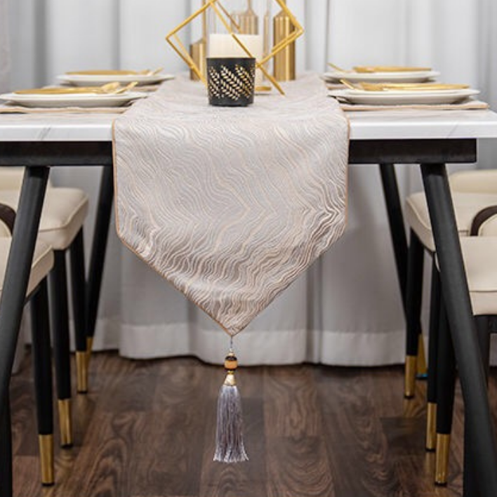 Chemins de table modernes en satin doré