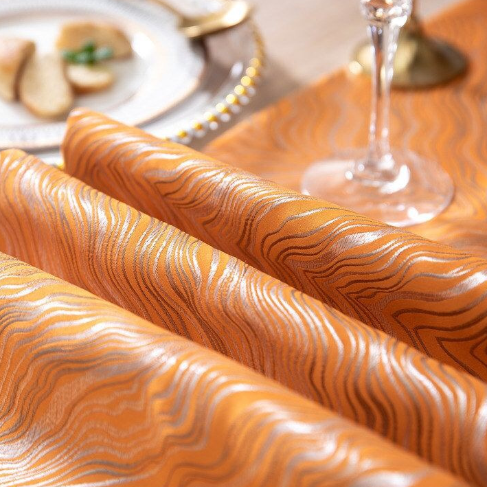 Chemins de table modernes en satin doré