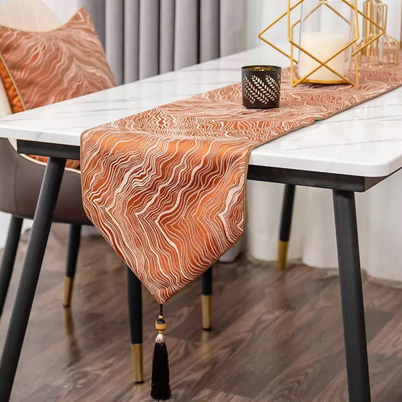 Chemins de table modernes en satin doré