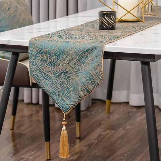 Chemins de table modernes en satin doré