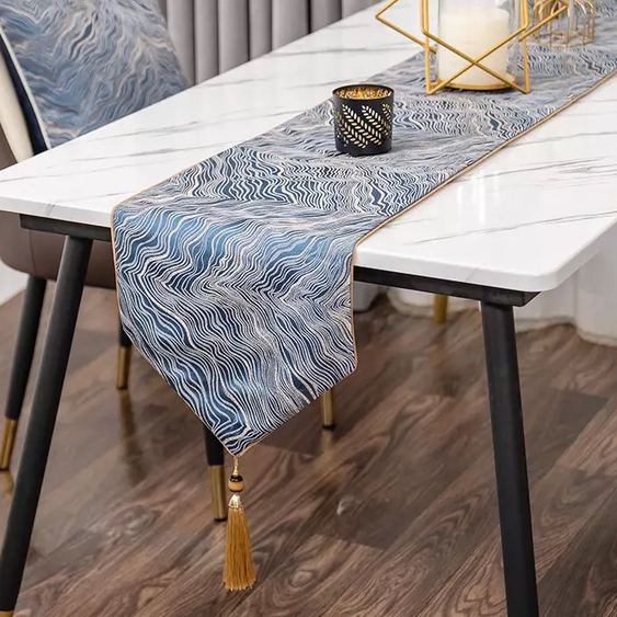 Chemins de table modernes en satin doré